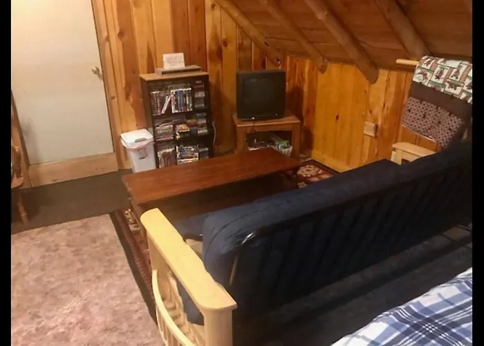Blue Springs Pond Cabin - Near Yellowstone - Hot Tub